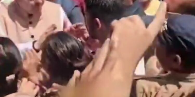 आपदा प्रभावित लोगों को देख सीएम धामी ने रुकवाया काफिला  प्रोटोकॉल तोड़ जनता के बीच पहुंचे सीएम धामी