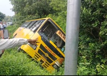 हल्द्वानी में बड़ा हादसा: स्कूल बस खाई में पलटी, कई बच्चे घायल