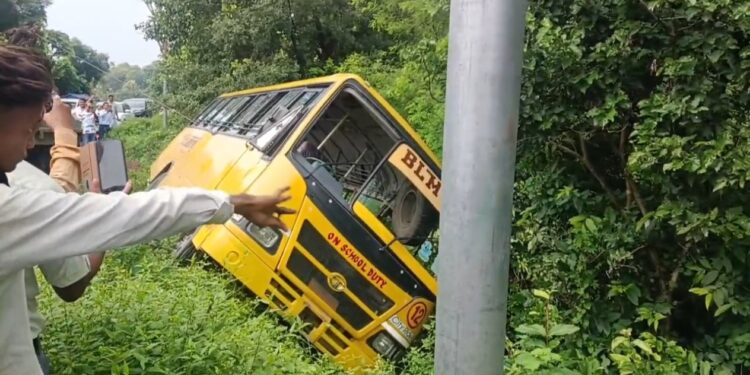 हल्द्वानी में बड़ा हादसा: स्कूल बस खाई में पलटी, कई बच्चे घायल