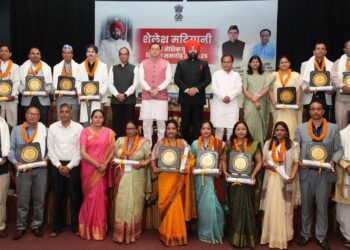 राजभवन में ‘‘शैलेश मटियानी राज्य शैक्षिक पुरस्कार’’ सम्मान समारोह में राज्यपाल, मुख्यमंत्री और शिक्षा मंत्री ने शिक्षकों को किया सम्मानित।
