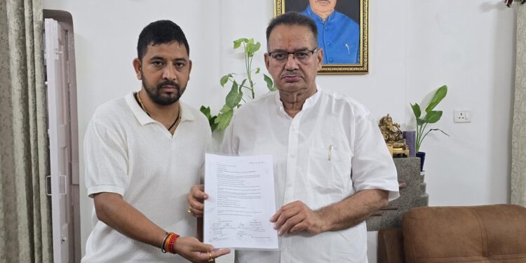 किसानों के साथ खड़ी है सरकार, हर्षिल में हरसंभव मदद का वादा: कृषि मंत्री गणेश जोशी