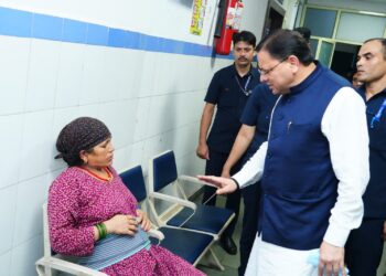 मुख्यमंत्री  पुष्कर सिंह धामी द्वारा दून अस्पताल का निरीक्षण, मरीजों से सीधे संवाद कर जानी उनकी स्वास्थ्य सेवाओं की स्थिति