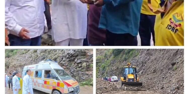 भूस्खलन में फंसी एंबुलेंस को बचाने के लिए सांसद बलूनी ने खुलवाया रास्ता, जेसीबी ड्राइवर को मोबाइल किया गिफ्ट