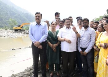 मालदेवता-केसरवाला में बहा सड़क का हिस्सा 48 घंटे में ठीक, कमिश्नर ने दिए स्थायी समाधान के निर्देश