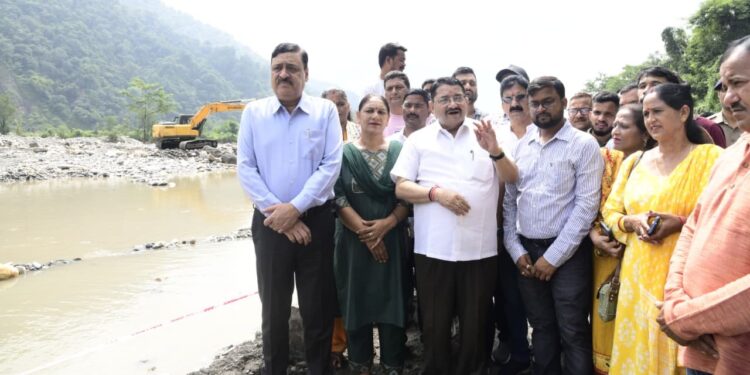 मालदेवता-केसरवाला में बहा सड़क का हिस्सा 48 घंटे में ठीक, कमिश्नर ने दिए स्थायी समाधान के निर्देश