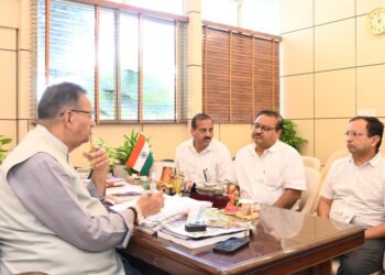 मसूरी विधानसभा क्षेत्र के अंतर्गत आपदा से हुए नुकसान के संबंध में सिंचाई विभाग के अधिकारियों के साथ बैठक करते कैबिनेट मंत्री गणेश जोशी