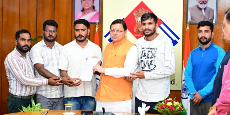 बेरोज़गार संघ ने की मुख्यमंत्री से भेंट, धामी ने दिया निष्पक्ष जांच का आश्वासन