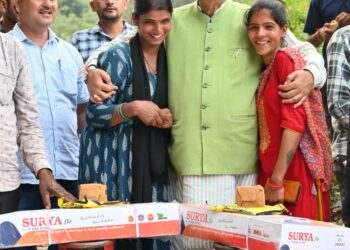 आपदा पीड़ितों की मदद के लिए आगे आए कैबिनेट मंत्री गणेश जोशी, बहनों को दिया गैस चूल्हा बहनों के खिले चेहरे