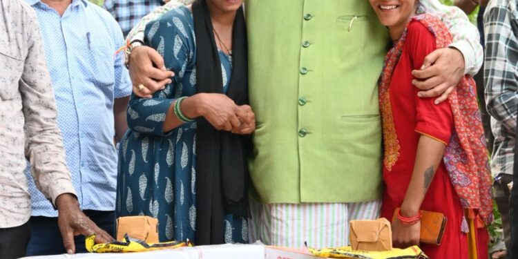 आपदा पीड़ितों की मदद के लिए आगे आए कैबिनेट मंत्री गणेश जोशी, बहनों को दिया गैस चूल्हा बहनों के खिले चेहरे