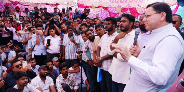युवाओं के बीच पहुंचे सीएम धामी, परीक्षा प्रकरण में सीबीआई जांच की संस्तुति