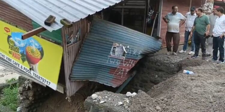 मसूरी में भारी बारिश से तबाही, कैबिनेट मंत्री गणेश जोशी ने 300 करोड़ के आर्थिक पैकेज की मांग की