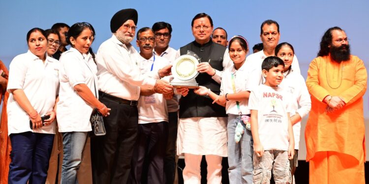 मुख्यमंत्री  पुष्कर सिंह धामी में आपदा में सहयोग वाले कर्मियों को सम्मानित किया,आपदा प्रबंधन प्रशिक्षण को स्कूल-कॉलेजों में शामिल करने की प्रक्रिया जारी