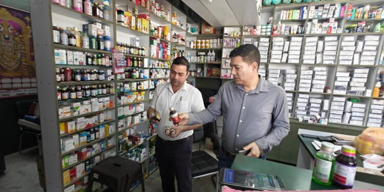 मुख्यमंत्री पुष्कर सिंह धामी के निर्देश पर प्रतिबंधित कफ सिरप पर सख्त कार्रवाई, प्रदेशभर में मेडिकल स्टोर्स पर एफ.डी.ए. की छापेमारी शुरू