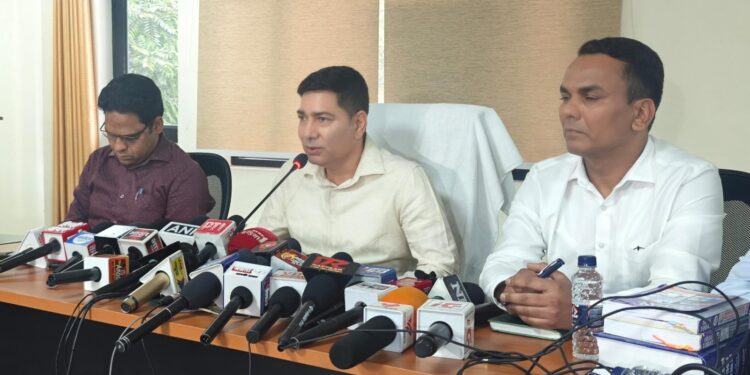 बच्चों की सुरक्षा सर्वोच्च, प्रतिबंधित कफ सिरप के खिलाफ उत्तराखंड में सघन अभियान,मुख्यमंत्री धामी के निर्देश पर एफ.डी.ए. की ताबड़तोड़ कार्रवाई, 63 औषधियों के सैंपल जांच हेतु भेजे गए