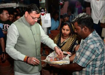 दीपावली सिर्फ़ रोशनी का नहीं, आत्मनिर्भरता का पर्व है,खटीमा में ‘स्वदेशी अपनाओ’ अभियान के तहत पारंपरिक दियों और स्थानीय उत्पादों की खरीदारी कर मुख्यमंत्री  पुष्कर सिंह धामी ने दिया वोकल फॉर लोकल का संदेश।