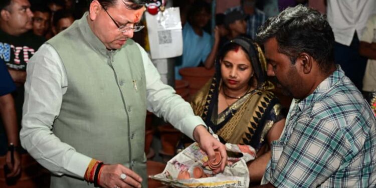 दीपावली सिर्फ़ रोशनी का नहीं, आत्मनिर्भरता का पर्व है,खटीमा में ‘स्वदेशी अपनाओ’ अभियान के तहत पारंपरिक दियों और स्थानीय उत्पादों की खरीदारी कर मुख्यमंत्री  पुष्कर सिंह धामी ने दिया वोकल फॉर लोकल का संदेश।