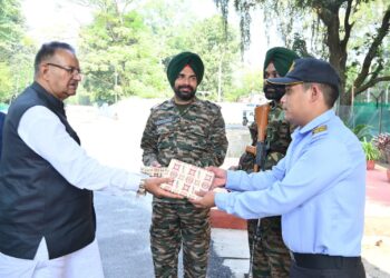 गढ़ी कैंट क्षेत्र में ड्यूटी पर तैनात भारतीय सेना के जवानों से भेंट कर उन्हें दीपावली की बधाई देते सैनिक कल्याण मंत्री गणेश जोशी