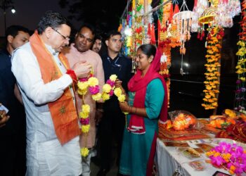 मुख्यमंत्री  पुष्कर सिंह धामी ने चकराता रोड स्थित स्थानीय दुकानों से की दीपावली की खरीदारी, स्वदेशी उत्पादों को बढ़ावा देने का दिया संदेश