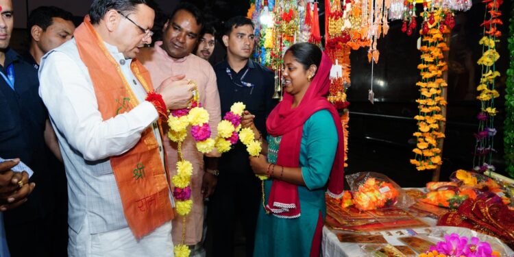 मुख्यमंत्री  पुष्कर सिंह धामी ने चकराता रोड स्थित स्थानीय दुकानों से की दीपावली की खरीदारी, स्वदेशी उत्पादों को बढ़ावा देने का दिया संदेश