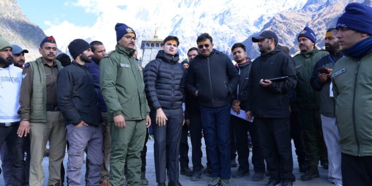 मुख्य सचिव  आनन्द बर्द्धन ने केदारनाथ यात्रा व्यवस्थाओं का लिया जायजा, पुनर्निर्माण कार्यों और यात्रियों की सुविधाओं का किया निरीक्षण