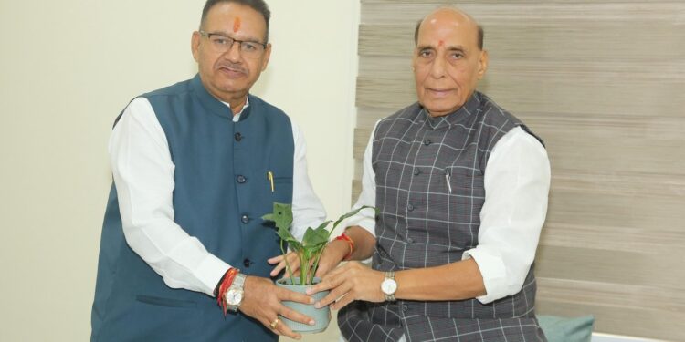 रक्षा मंत्री राजनाथ सिंह से मिले सैनिक कल्याण मंत्री गणेश जोशी,पूर्व सैनिकों एवं उनके आश्रितों के लिए अनुदान की राशि बढ़ाये जाने पर आभार प्रकट किया