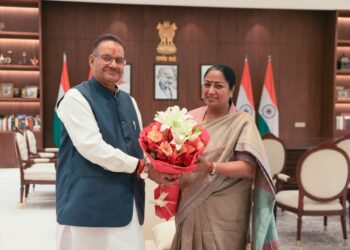 नई दिल्ली में मुख्यमंत्री रेखा गुप्ता से की शिष्टाचार भेंट करते कैबिनेट मंत्री गणेश जोशी, देवभूमि उत्तराखण्ड आने का दिया निमंत्रण