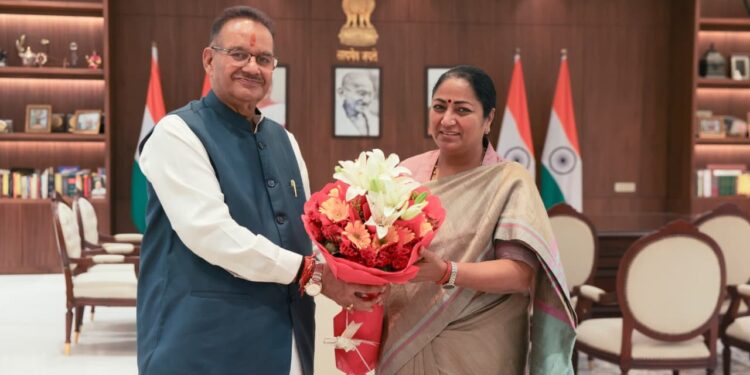 नई दिल्ली में मुख्यमंत्री रेखा गुप्ता से की शिष्टाचार भेंट करते कैबिनेट मंत्री गणेश जोशी, देवभूमि उत्तराखण्ड आने का दिया निमंत्रण