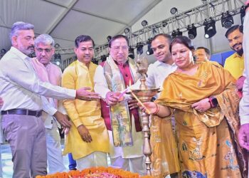 राज्य के 25 वर्ष पूर्ण होने के उपलक्ष्य में तीन दिवसीय देवभूमि रजत उत्सव कार्यक्रम का मुख्य अतिथि राज्यसभा सांसद नरेश बंसल ने दीप जलाकर एवं शंखनाद के साथ शुभारंम्भ किया।