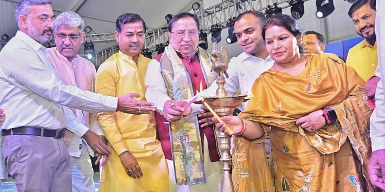 राज्य के 25 वर्ष पूर्ण होने के उपलक्ष्य में तीन दिवसीय देवभूमि रजत उत्सव कार्यक्रम का मुख्य अतिथि राज्यसभा सांसद नरेश बंसल ने दीप जलाकर एवं शंखनाद के साथ शुभारंम्भ किया।