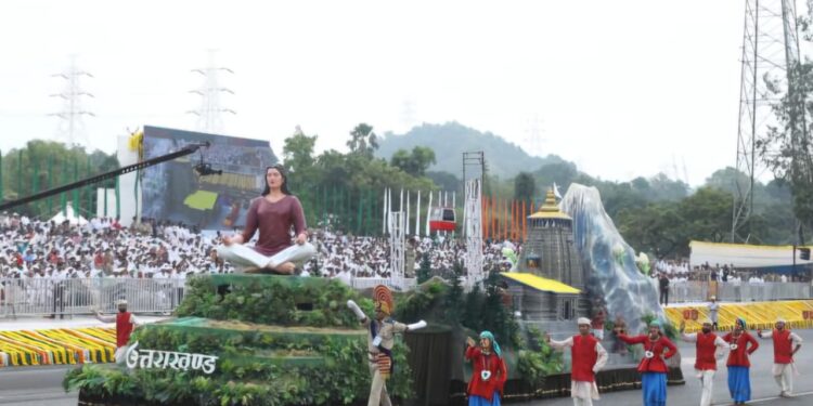 ‘स्टैच्यू ऑफ यूनिटी‘ के सम्मुख एकता परेड में उत्तराखंड की झांकी में राज्य के विभिन्न रूप-रंगों की छटा बिखरी