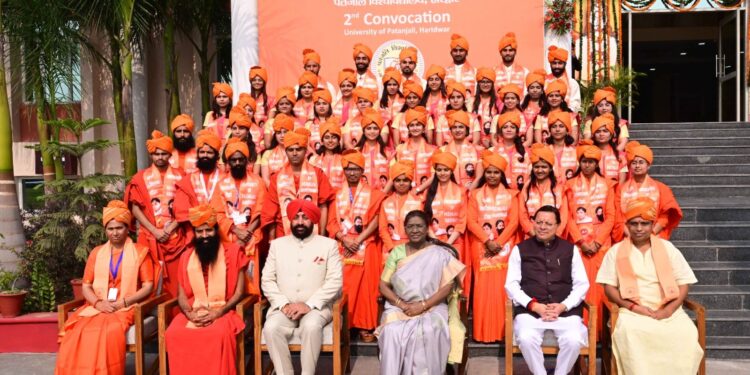 राष्ट्रपति  द्रौपदी मुर्मु ने पतंजलि विश्वविद्यालय हरिद्वार के द्वितीय दीक्षांत समारोह में स्वर्ण पदक प्राप्त विद्यार्थियों को किया सम्मानित 