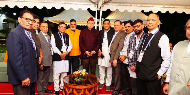 मुख्यमंत्री धामी ने किया मुख्यमंत्री आवास में प्रवासी उत्तराखंडी अतिथियों का आत्मीय स्वागत ,रात्रि भोज में जुड़ा भावनाओं और विकास का सेतु
