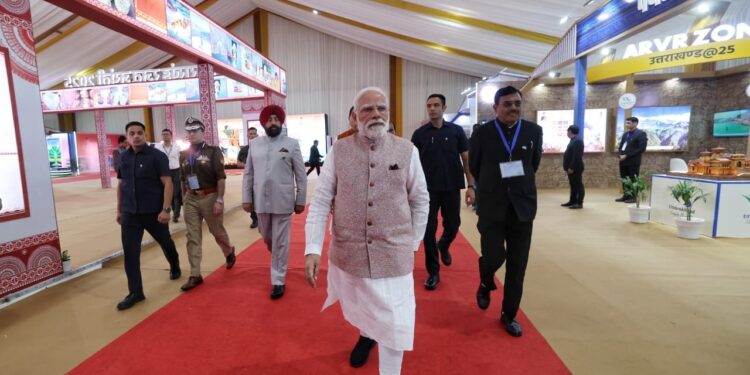 उत्तराखंड राज्य की जयंती के अवसर पर आयोजित समारोह में प्रधानमंत्री  नरेंद्र मोदी ने 8260.72 करोड़ की योजनाओं का लोकार्पण और शिलान्यास किया 