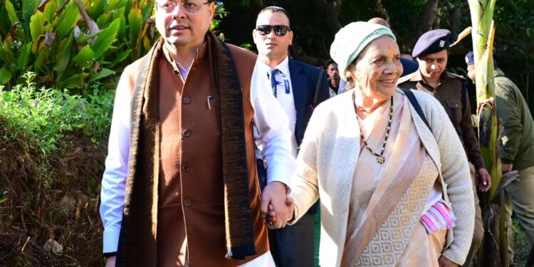 मां के साथ पैतृक गांव पहुंच भावुक हुए सीएम धामी,मुख्यमंत्री पुष्कर सिंह धामी शुक्रवार को पिथौरागढ़ जनपद स्थित पैतृक गांव टुंडी–बारमौं पहुंचे