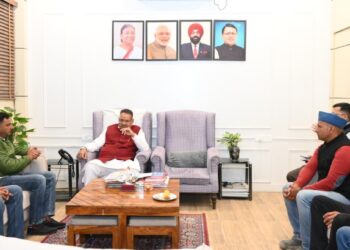 सैनिक कल्याण मंत्री गणेश जोशी से मिले उपनल कर्मचारी महासंघ के पदाधिकारी, मंत्री बोले-सरकार उपनल कार्मिकों के प्रति संवेदनशील