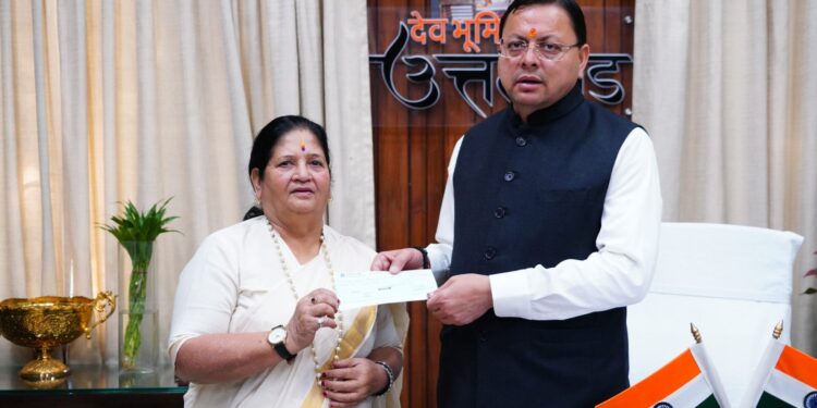 मुख्यमंत्री राहत कोष के लिए पर्वतारोही बछेंद्री पाल ने प्रदान किया 10 लाख का चेक