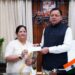 मुख्यमंत्री राहत कोष के लिए पर्वतारोही बछेंद्री पाल ने प्रदान किया 10 लाख का चेक