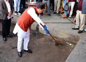 मुख्यमंत्री धामी का आईएसबीटी देहरादून में औचक निरीक्षण, गंदगी देखकर खुद उठाई झाड़ू