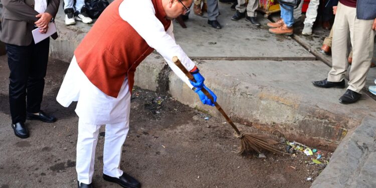 मुख्यमंत्री धामी का आईएसबीटी देहरादून में औचक निरीक्षण, गंदगी देखकर खुद उठाई झाड़ू