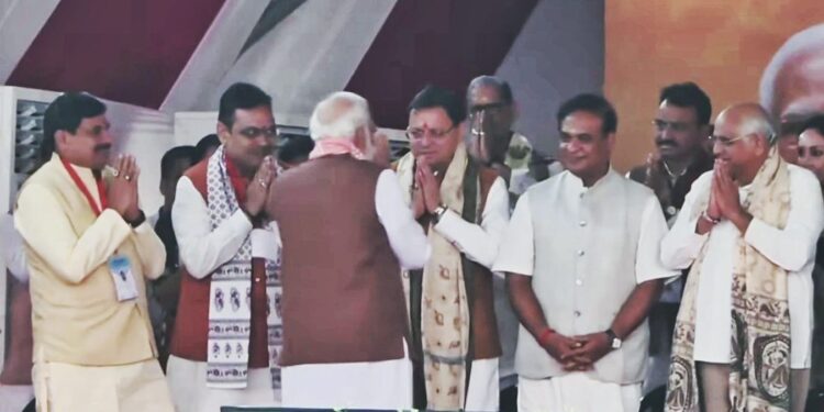 मुख्यमंत्री  पुष्कर सिंह धामी पटना (बिहार) में नवनिर्वाचित सरकार के शपथ ग्रहण समारोह में हुए सम्मिलित