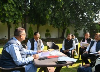 एमडीडीए के माध्यम से मसूरी विधानसभा क्षेत्र के विकास कार्यों की समीक्षा करते कैबिनेट मंत्री गणेश जोशी