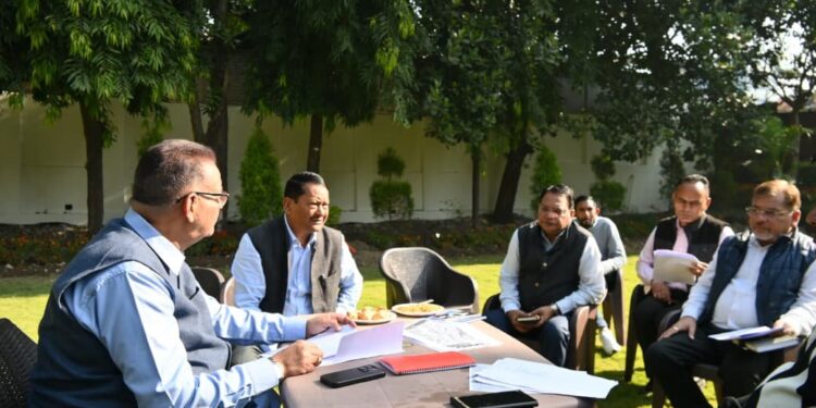 एमडीडीए के माध्यम से मसूरी विधानसभा क्षेत्र के विकास कार्यों की समीक्षा करते कैबिनेट मंत्री गणेश जोशी