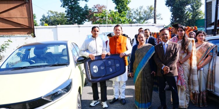 मुख्यमंत्री पुष्कर सिंह धामी ने किया ’’बिल लाओ-इनाम पाओ’’ योजना के विजेताओं को पुरस्कृत कुल 1888 विजेताओं ने जीते योजना के तहत पुरस्कार, ईवी कार से लेकर माइक्रोवेब तक शामिल