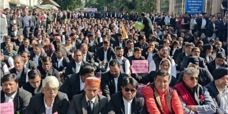 देहरादून में अधिवक्ता अपनी मांगों को लेकर हड़ताल पर, बार एसोसिएशन ने दिया समर्थन