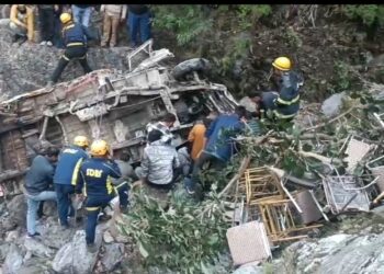 गहरी खाई में समाया वाहन एक व्यक्ति  कि मौत और एक घायल