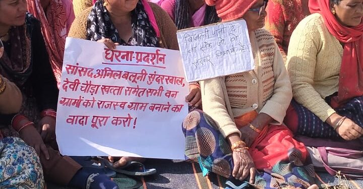 सांसद अनिल बलूनी पर भड़के ग्रामीण, कॉर्बेट धनगढ़ी गेट पर फूटा गुस्सा”