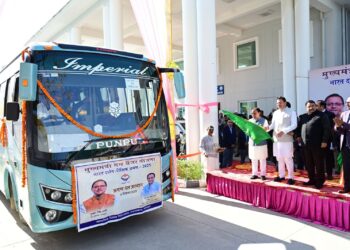 मुख्यमंत्री  पुष्कर सिंह धामी ने टॉपर छात्र – छात्राओं के दल को “भारत दर्शन शैक्षिक भ्रमण” पर रवाना किया