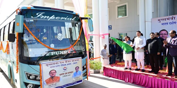 मुख्यमंत्री  पुष्कर सिंह धामी ने टॉपर छात्र – छात्राओं के दल को “भारत दर्शन शैक्षिक भ्रमण” पर रवाना किया