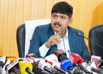 उत्तराखंड कैबिनेट के 19 अहम फैसले, RoW मुआवजे में भारी बढ़ोतरी, छात्रों को निःशुल्क कोचिंग, रिजॉर्ट अब कृषि भूमि पर भी बनेंगे; नैनी-सैनी एयरपोर्ट AAI को हस्तांतरित