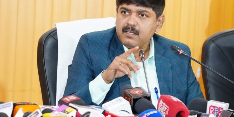 उत्तराखंड कैबिनेट के 19 अहम फैसले, RoW मुआवजे में भारी बढ़ोतरी, छात्रों को निःशुल्क कोचिंग, रिजॉर्ट अब कृषि भूमि पर भी बनेंगे; नैनी-सैनी एयरपोर्ट AAI को हस्तांतरित